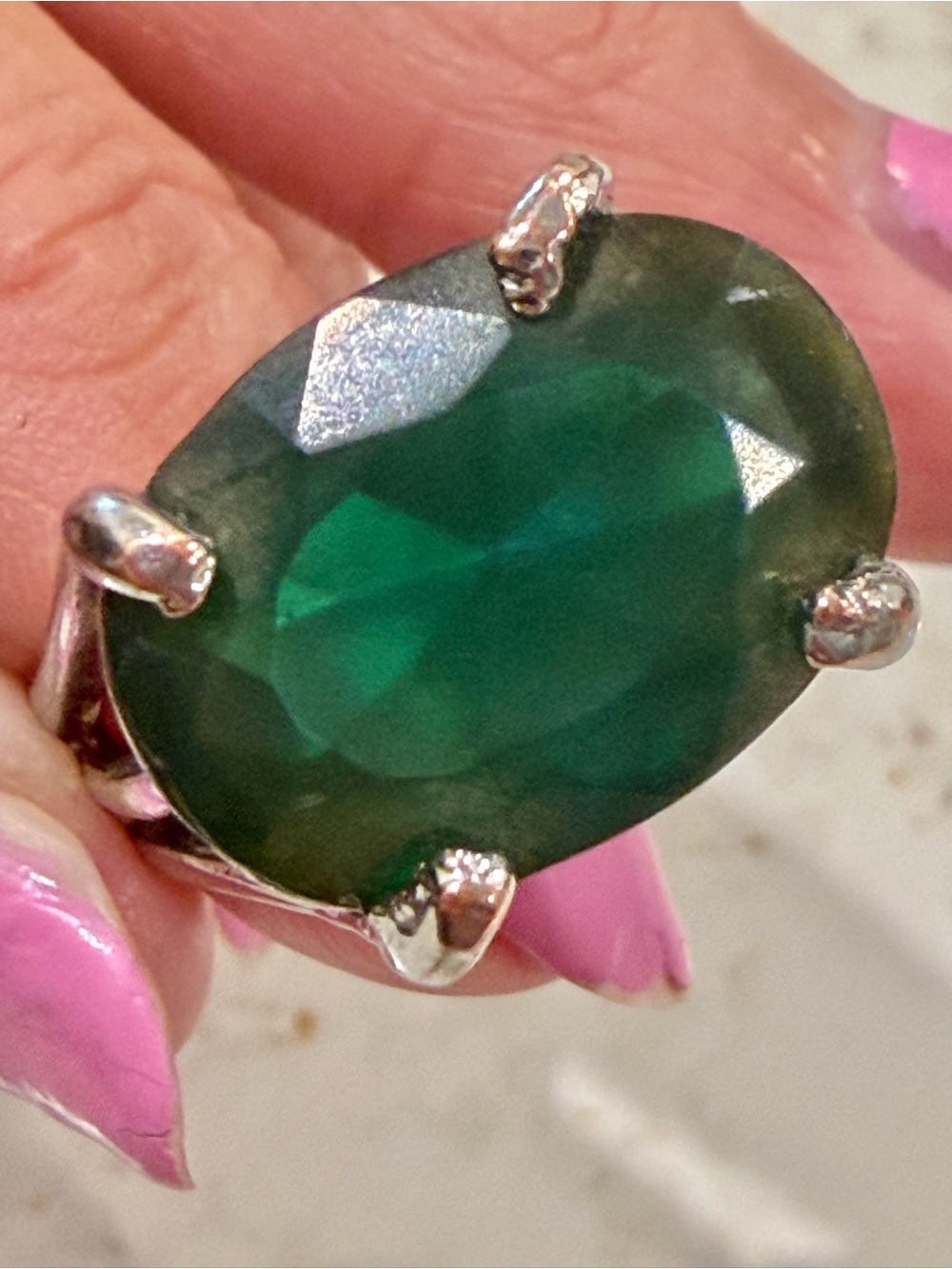 Chunky Silver-Tone Emerald
Green Cocktail Ring - Size 8
(8.8g)